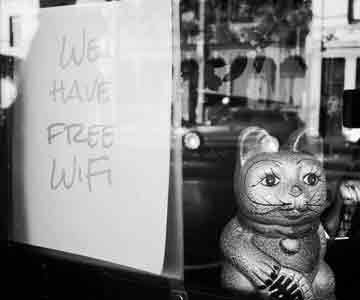 lucky cat beside free wifi sign